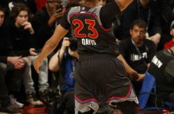 关于浓眉哥回归赛场，挺进下一轮首场状态亮眼，DWG观众沸腾！的信息